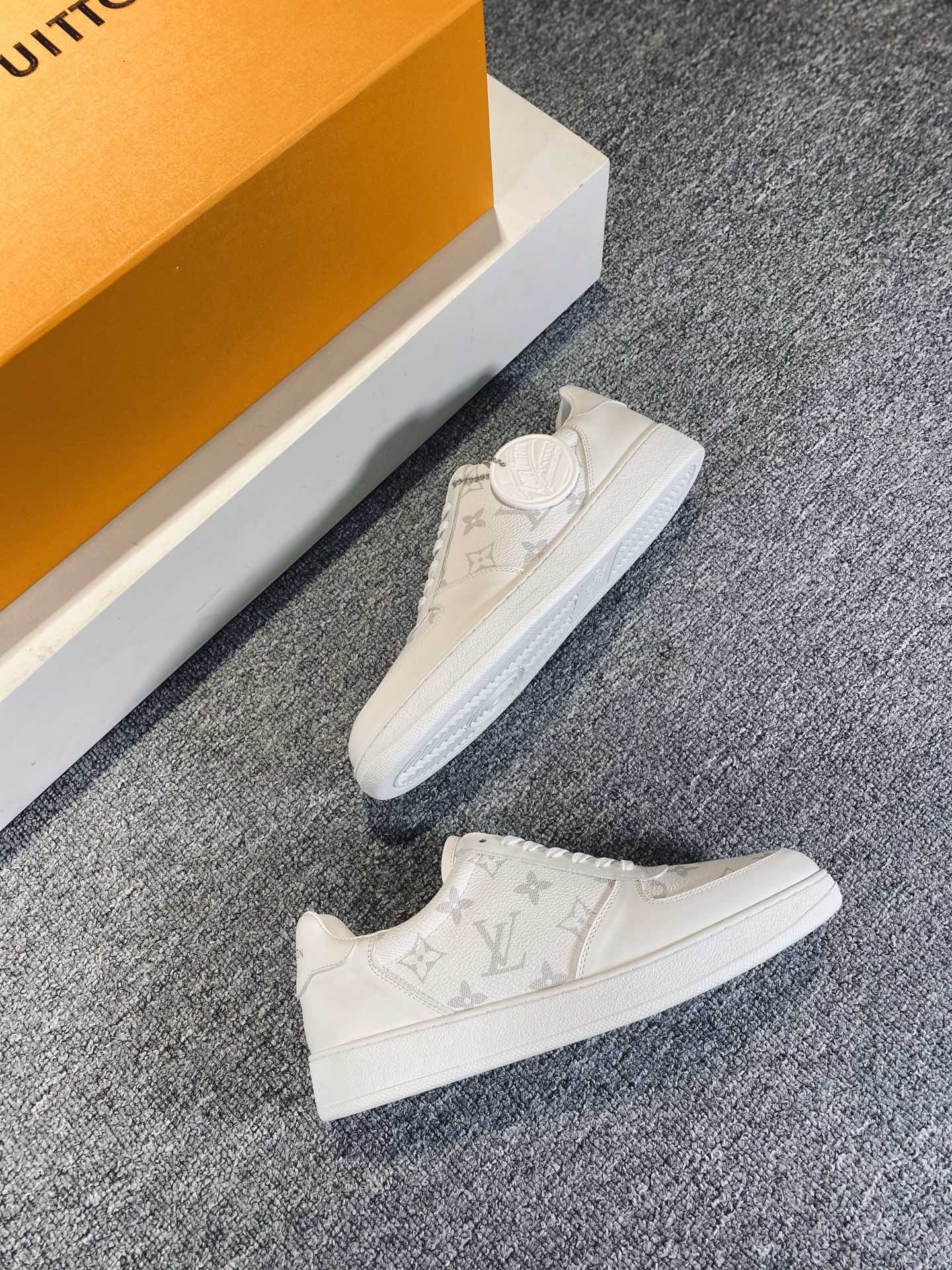 lv Sneaker Rivoli in White