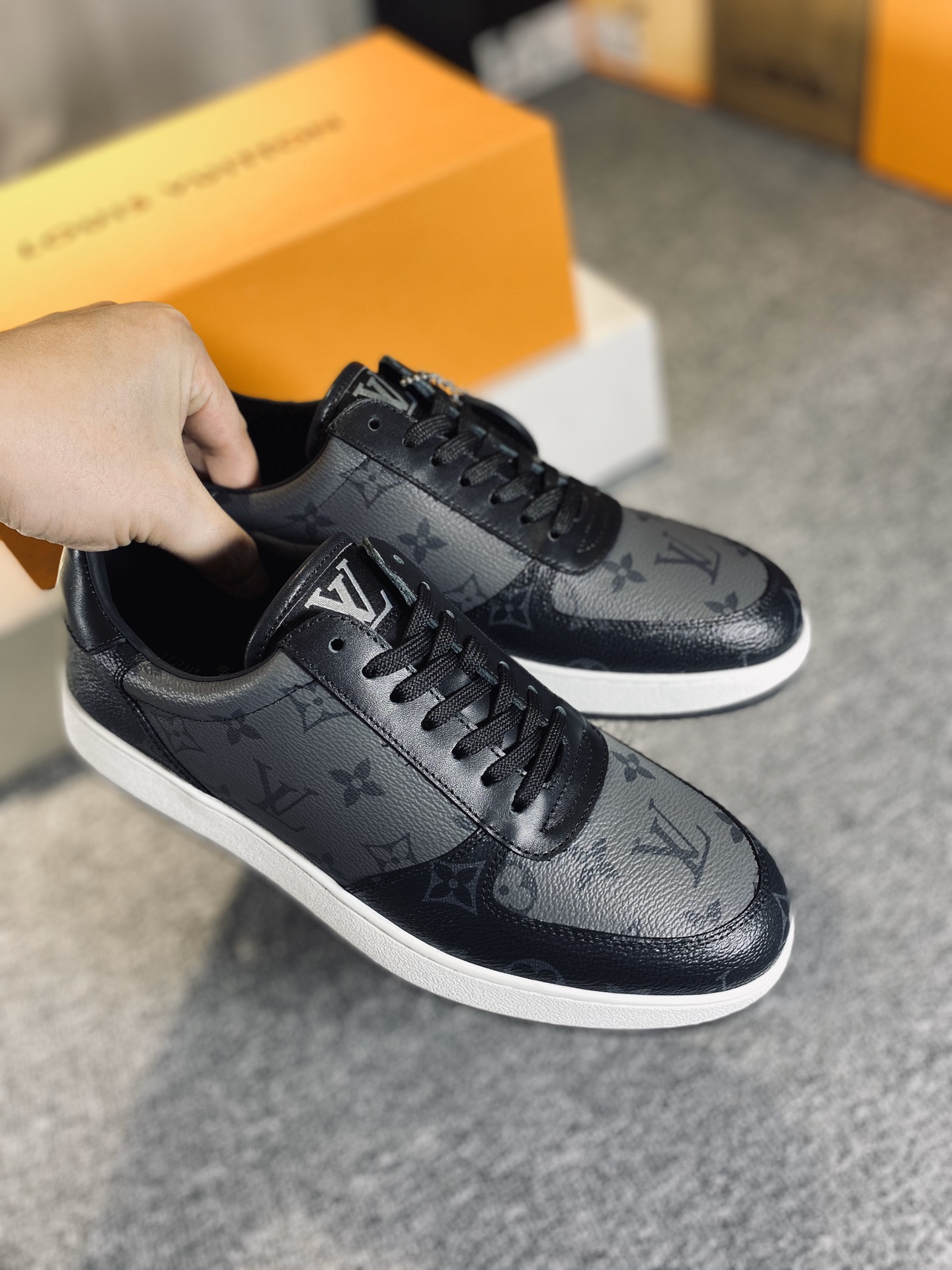 lv Sneaker Rivoli in Black