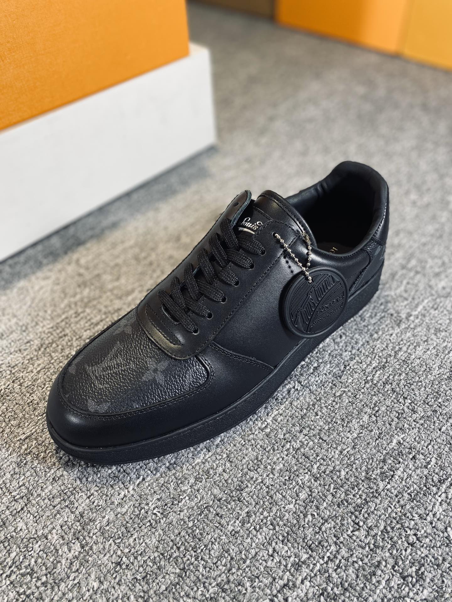 lv Sneaker Rivoli in Black