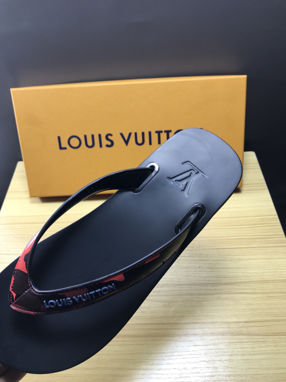 High Quality lv molitor red rubber thong slide sandal GO_LV002