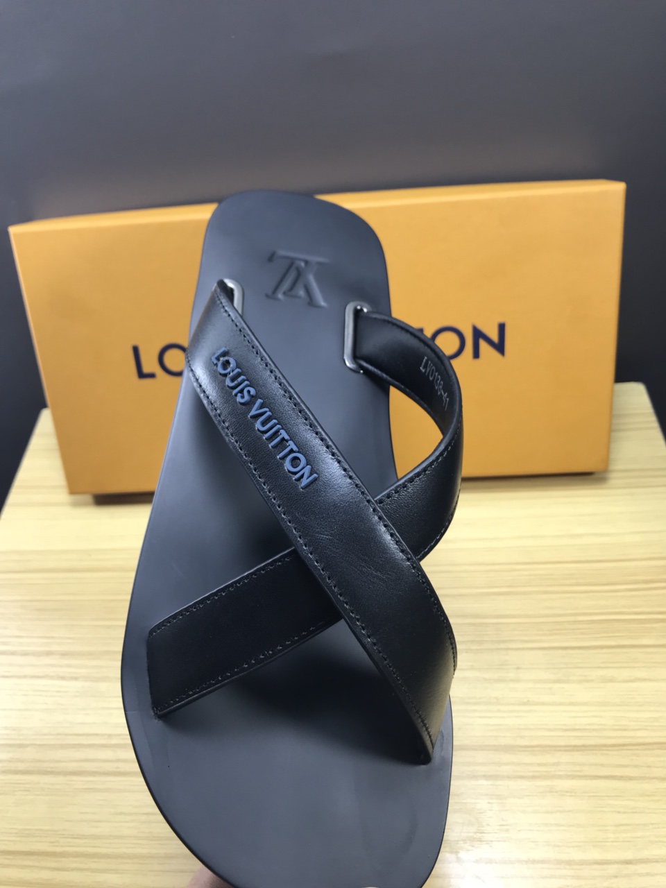 High Quality lv black molitor rubber thong slide sandal GO_LV007