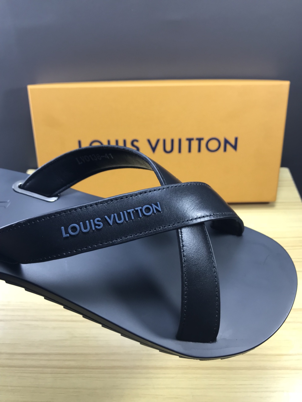 High Quality lv black molitor rubber thong slide sandal GO_LV007