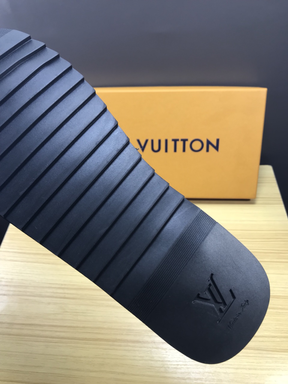 High Quality lv black molitor rubber thong slide sandal GO_LV004