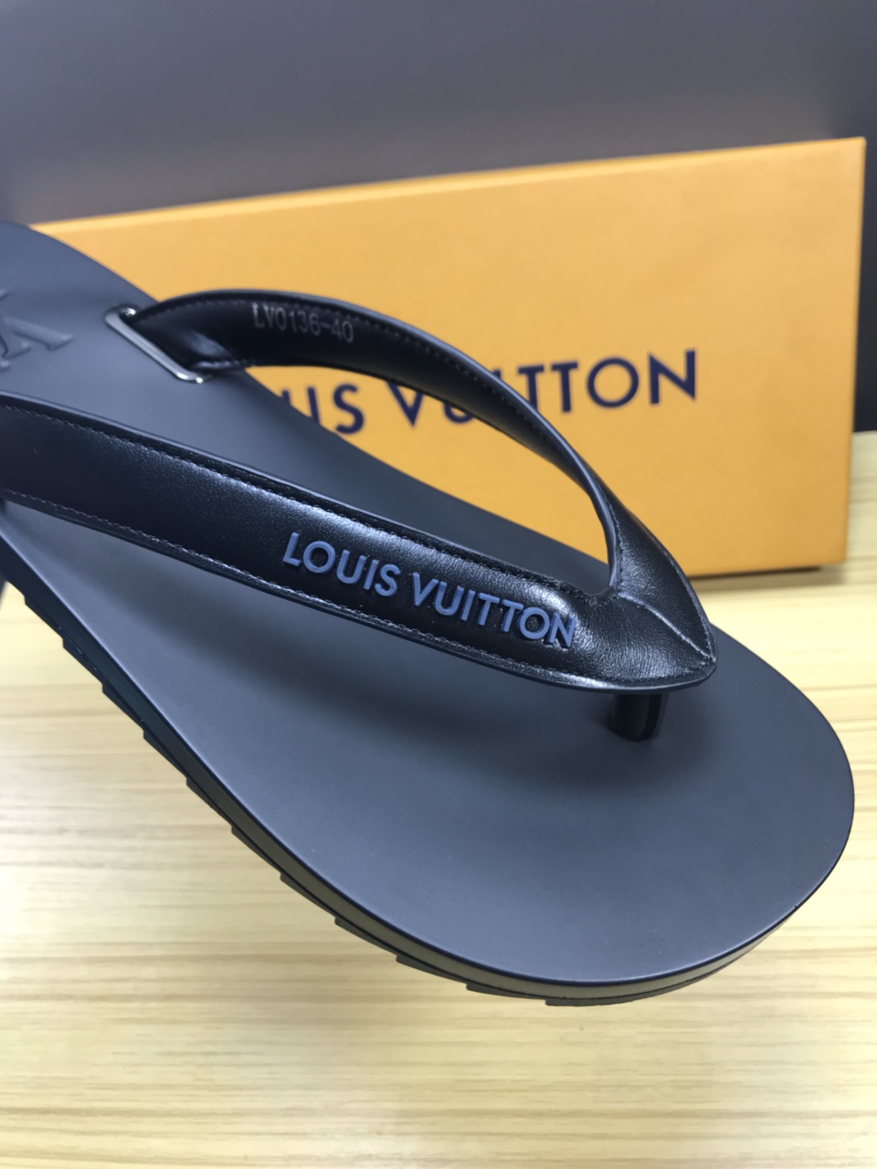 High Quality lv black molitor rubber thong slide sandal GO_LV004