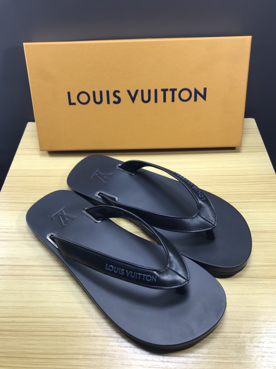 High Quality lv black molitor rubber thong slide sandal GO_LV004