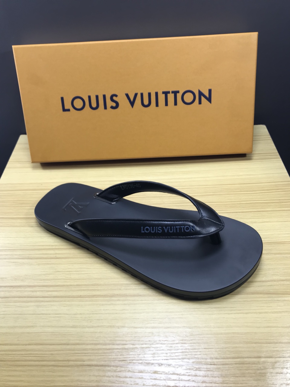 High Quality lv black molitor rubber thong slide sandal GO_LV004