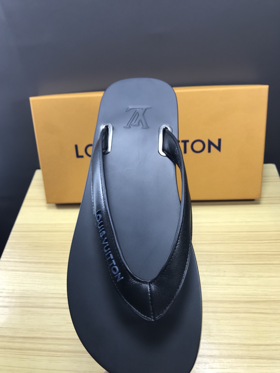 High Quality lv black molitor rubber thong slide sandal GO_LV004