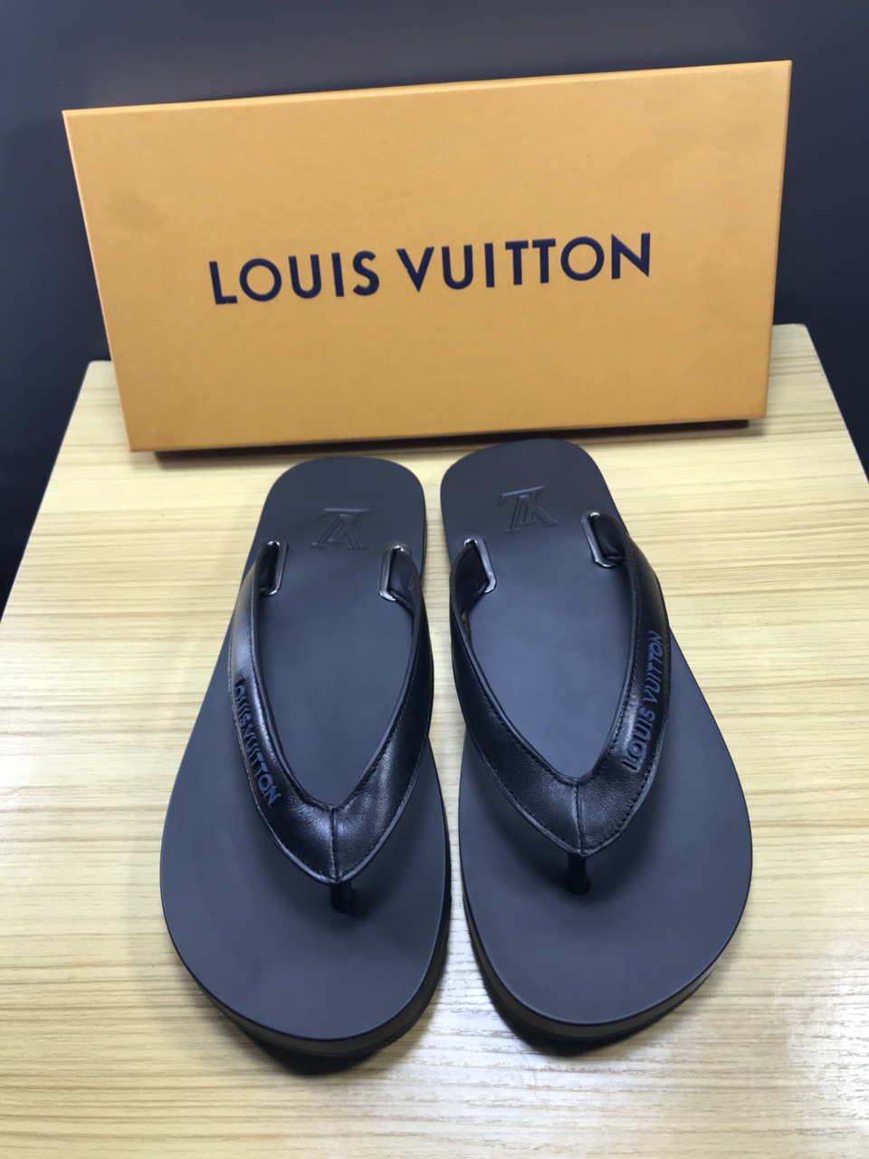 High Quality lv black molitor rubber thong slide sandal GO_LV004