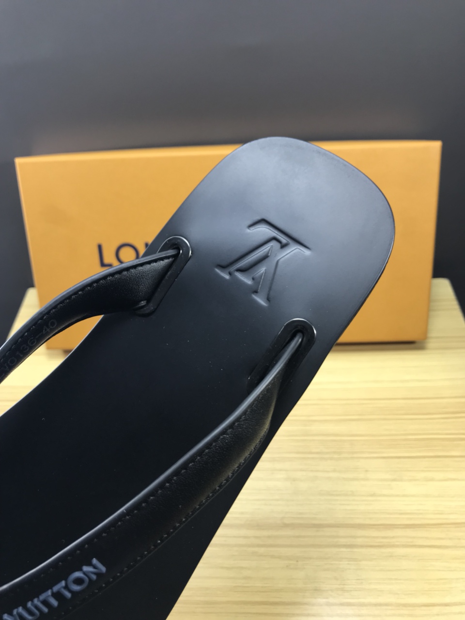 High Quality lv black molitor rubber thong slide sandal GO_LV004