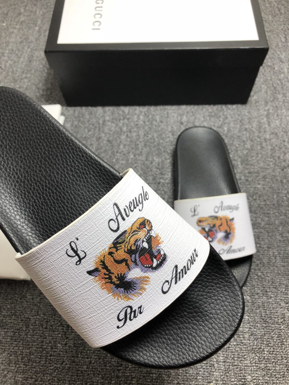 High Quality Gucci slide sandal With White rubber and tiger design GO_GC042