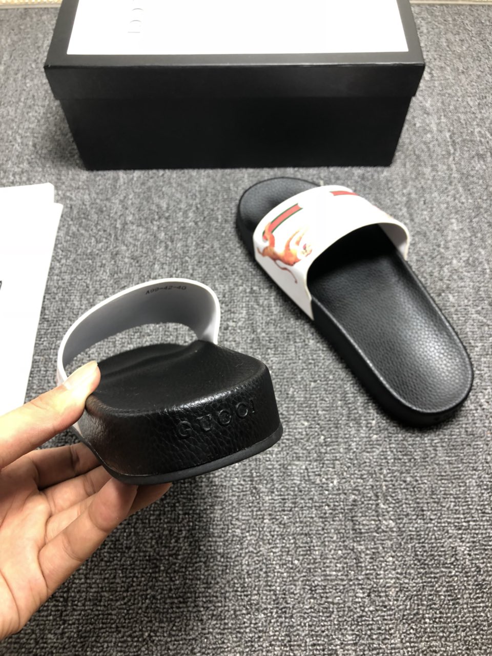 High Quality Gucci slide sandal with White rubber And Tiger Design GO_GC034