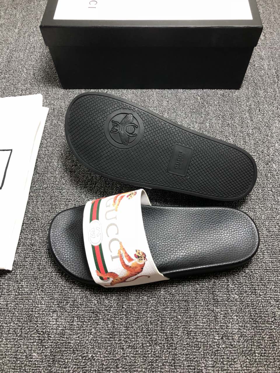 High Quality Gucci slide sandal with White rubber And Tiger Design GO_GC034