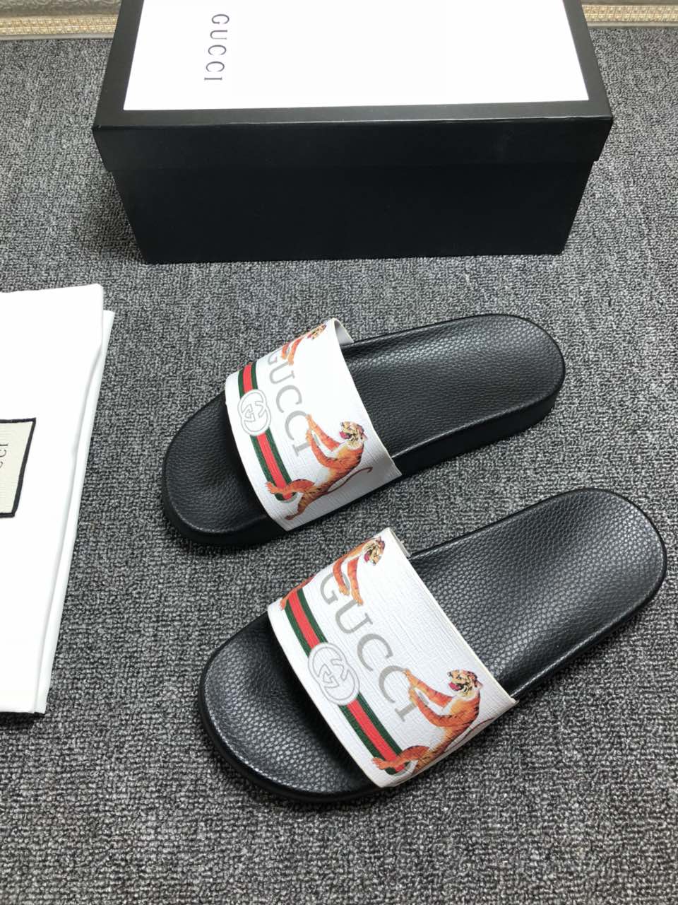 High Quality Gucci slide sandal with White rubber And Tiger Design GO_GC034