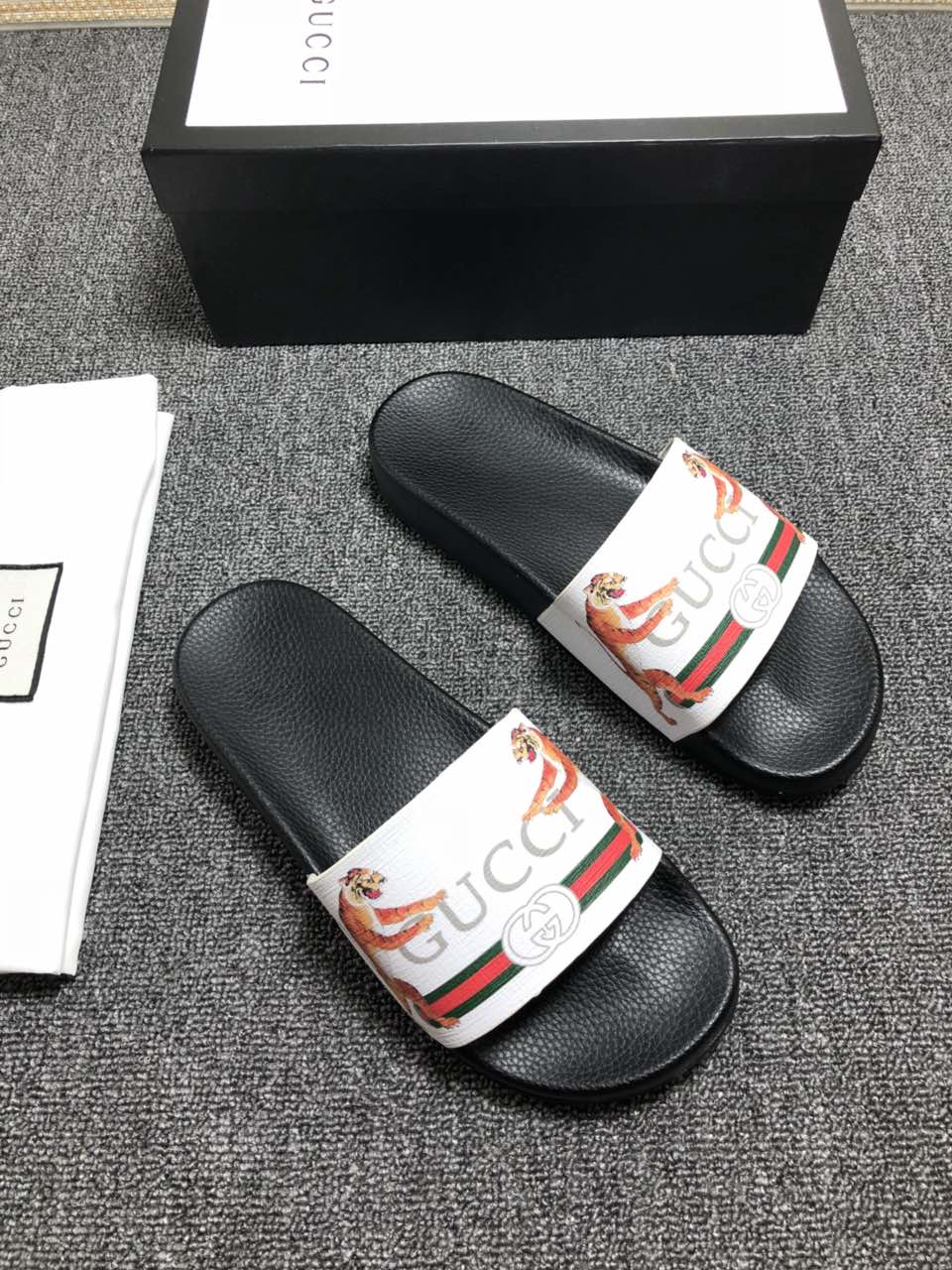 High Quality Gucci slide sandal with White rubber And Tiger Design GO_GC034