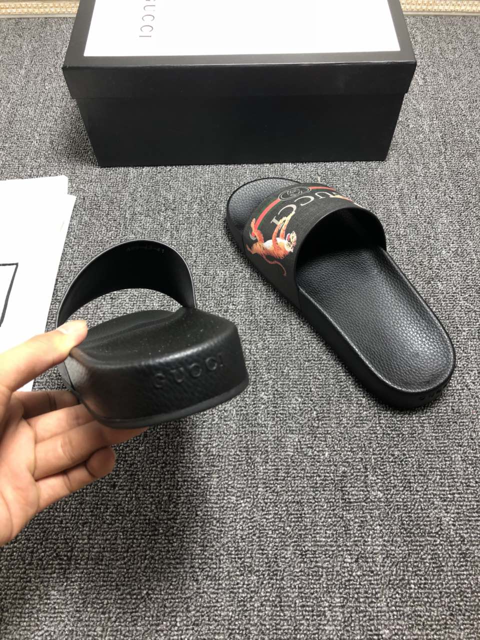 High Quality Gucci Black slide sandal With Tiger Design GO_GC033
