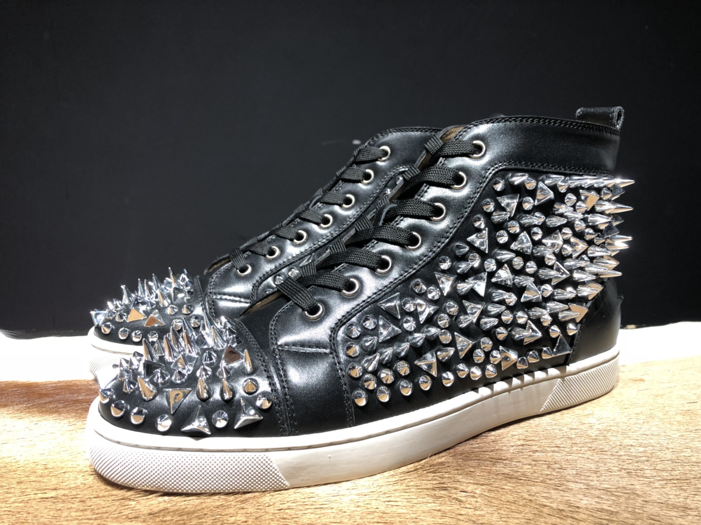 High Quality Christian Louboutin Sneakers JC021