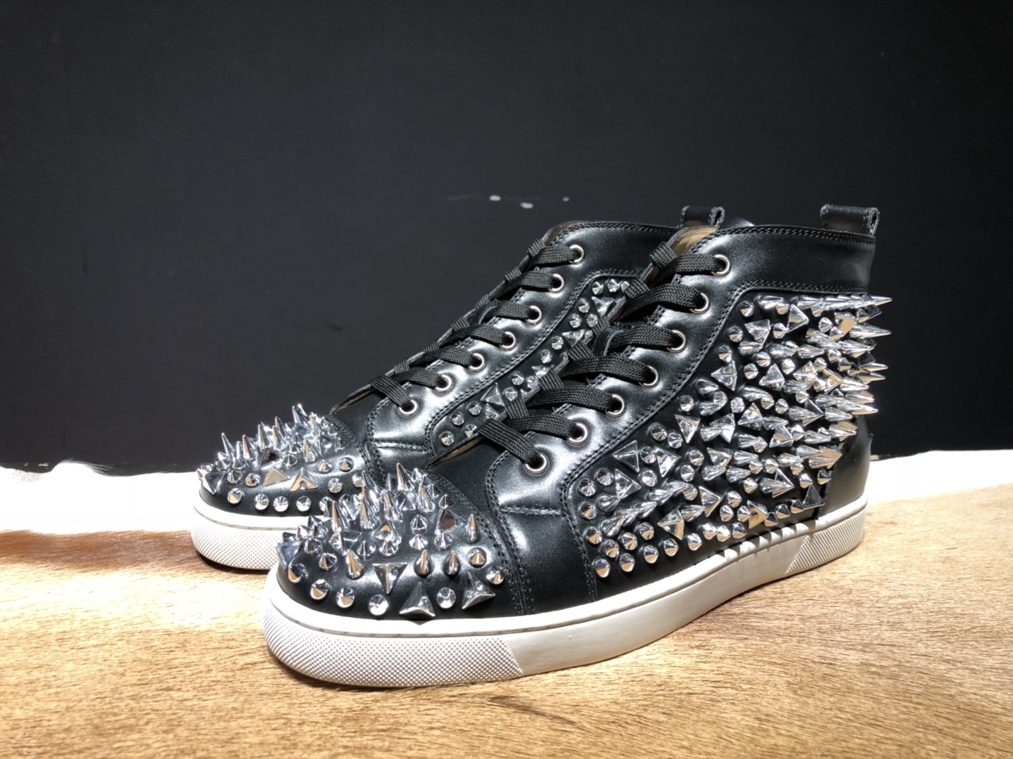 High Quality Christian Louboutin Sneakers JC021