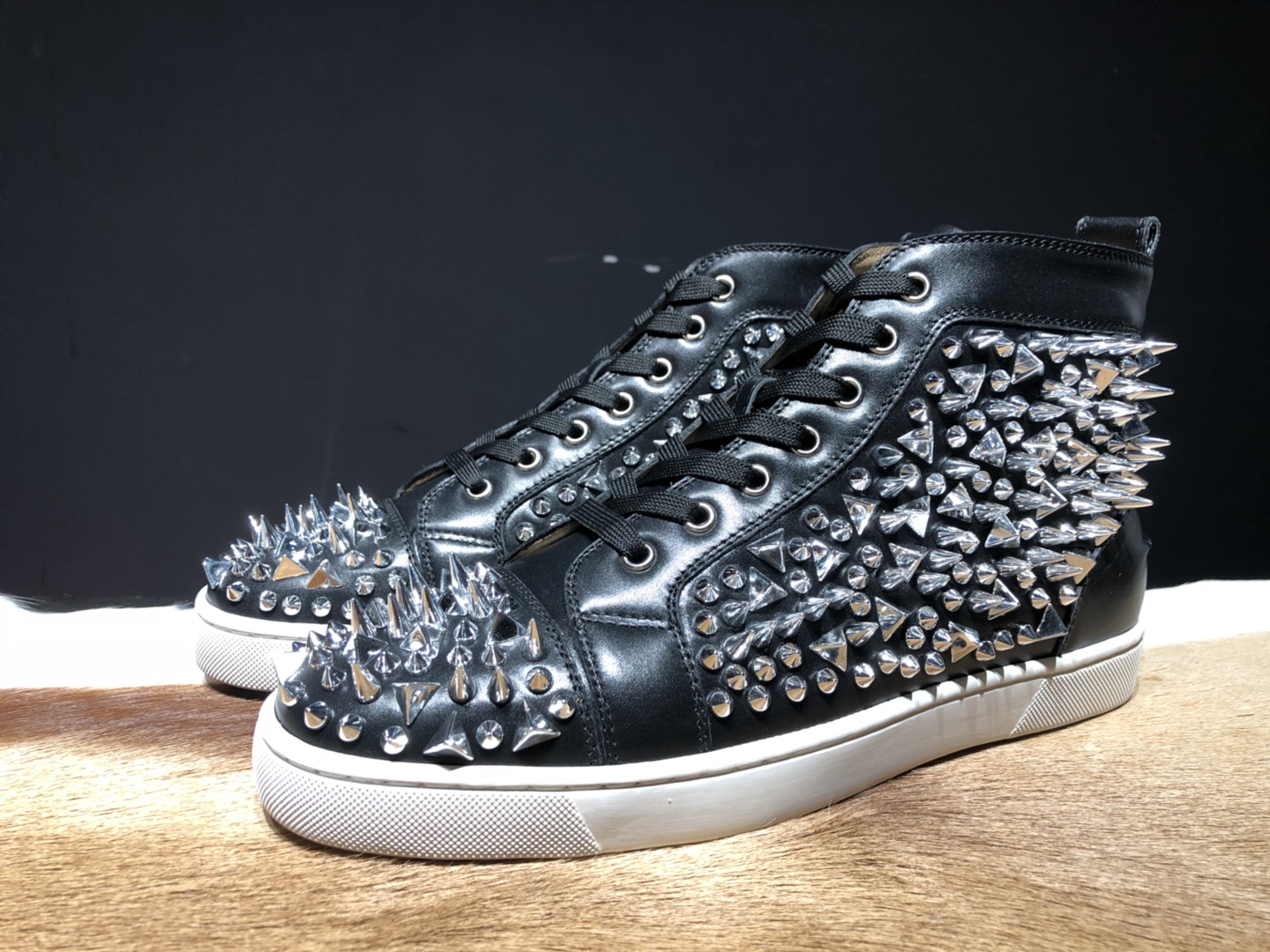 High Quality Christian Louboutin Sneakers JC021