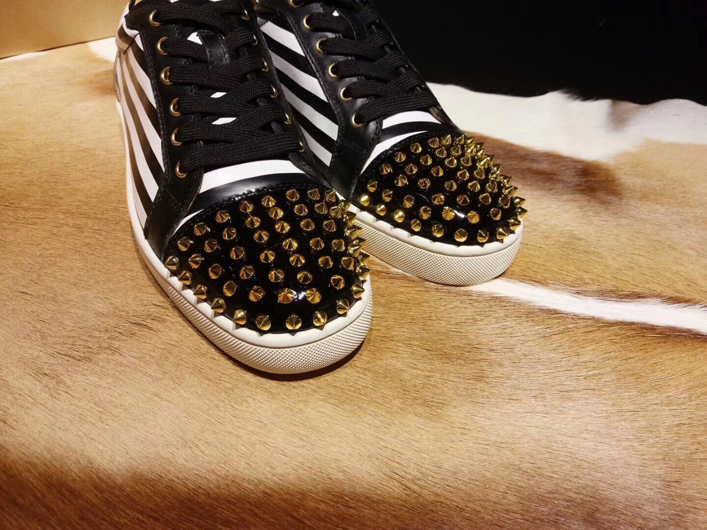 High Quality Christian Louboutin Sneakers JC018