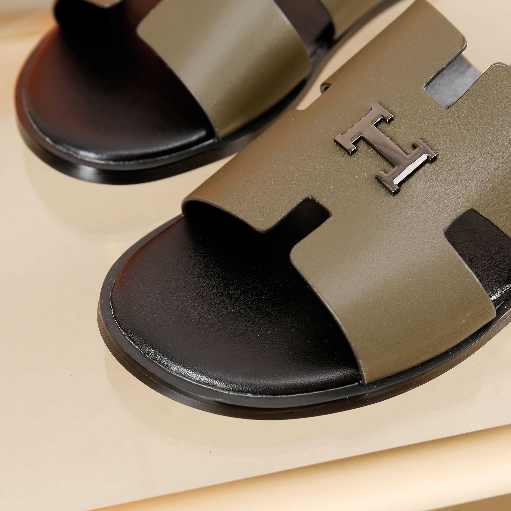 Hermes Slipper Lzmir in Black