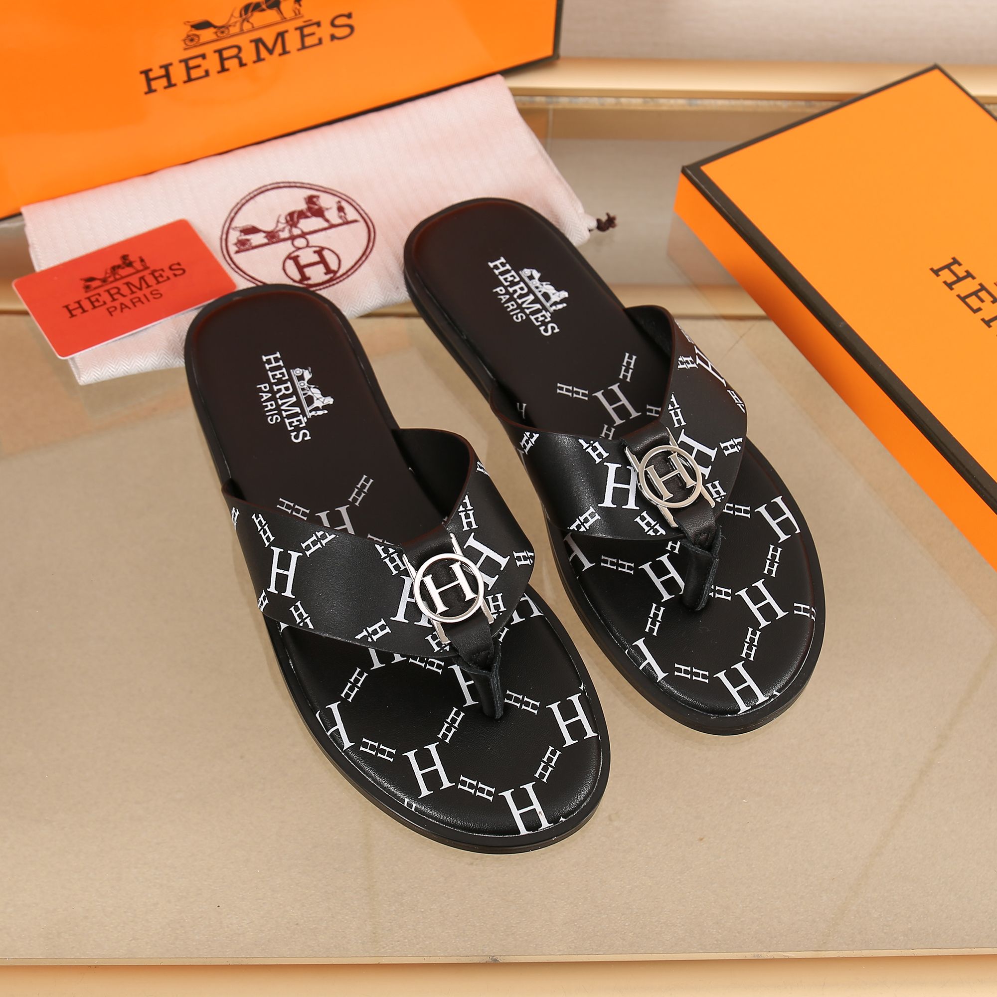 Hermes Slipper Lzmir in Black