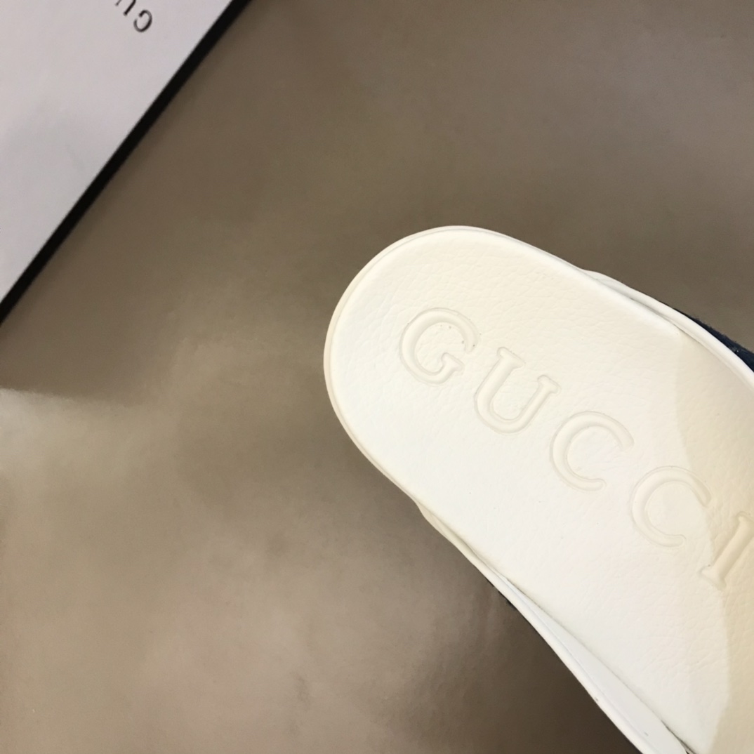 Gucci Slipper in White with Black Logo