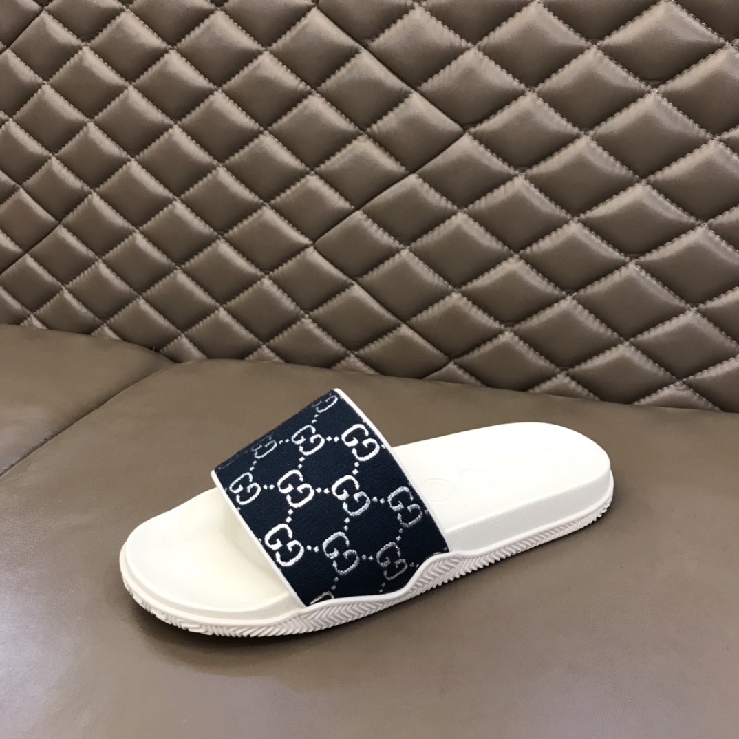 Gucci Slipper in White with Black Logo