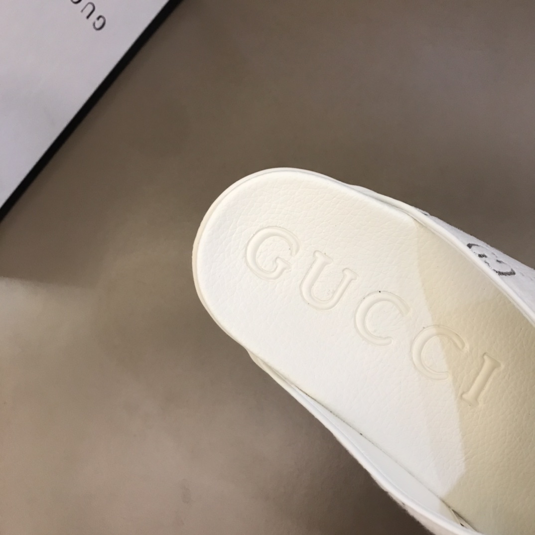 Gucci Slipper in White
