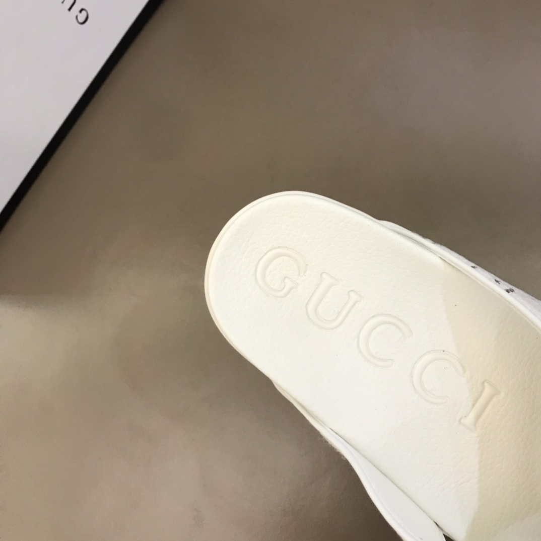 Gucci Slipper in White