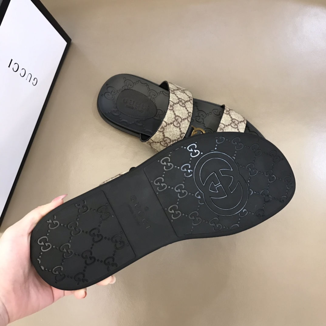 Gucci Slipper in Black with Brown Logo