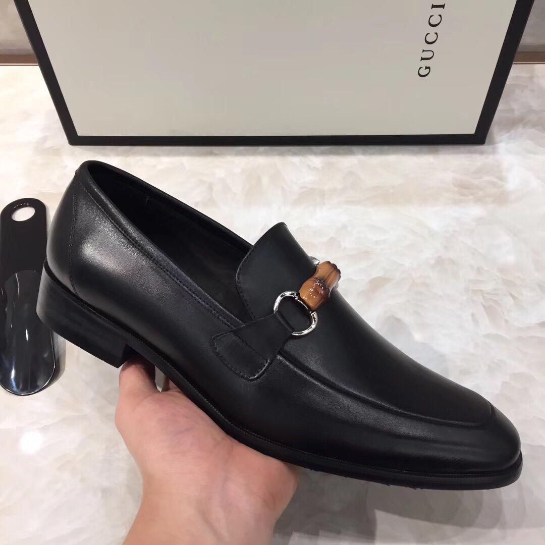 Gucci Black Leather loafer With Golden Buckle MS07569