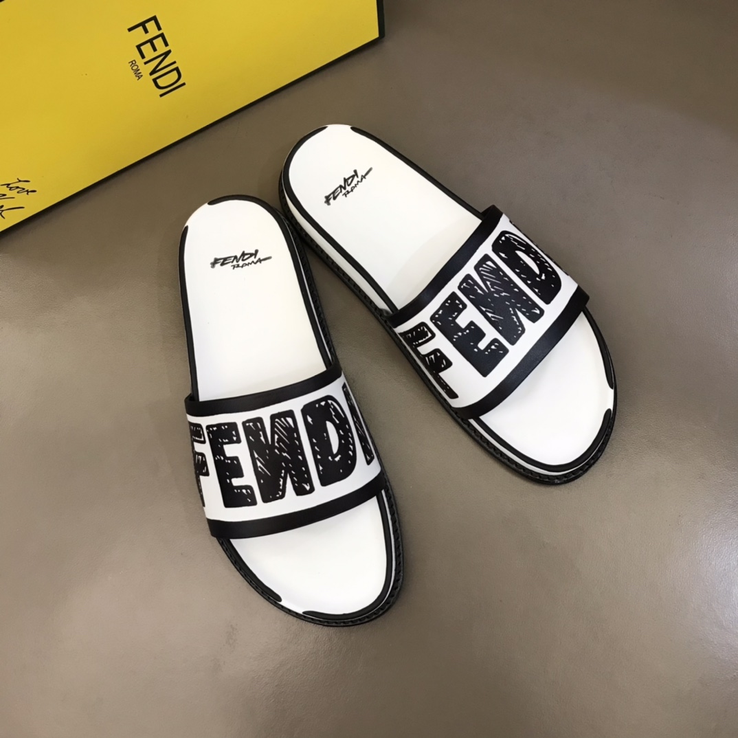 Fendi Slipper in White