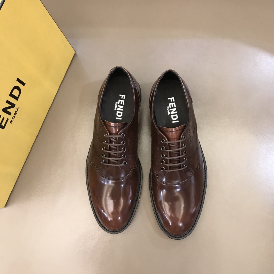 Fendi Dress Shoe leather loafers in Red