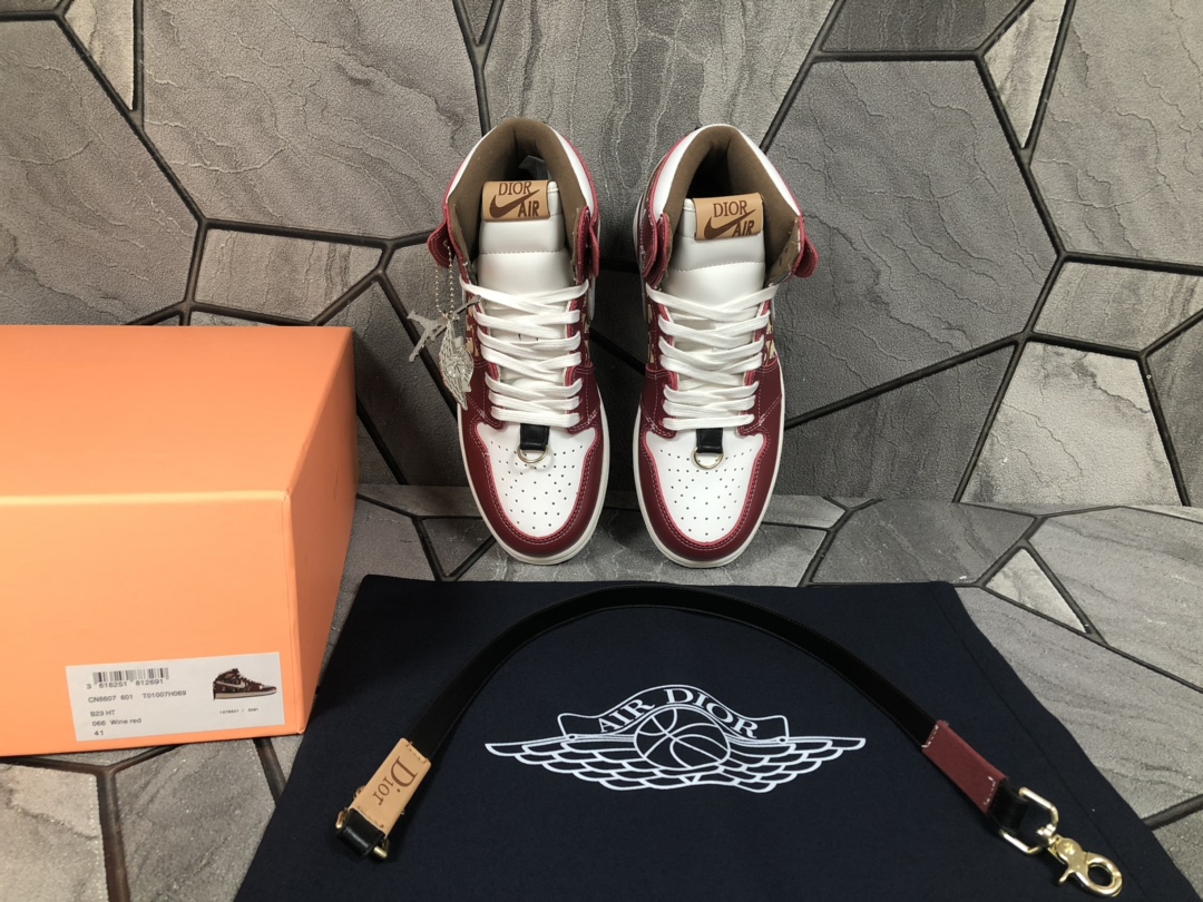 Dior X Air Jordan Sneaker High in Red