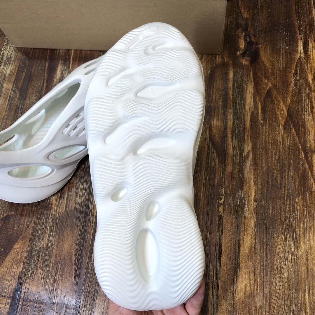 Yeezy Sneaker Foam Runner in White