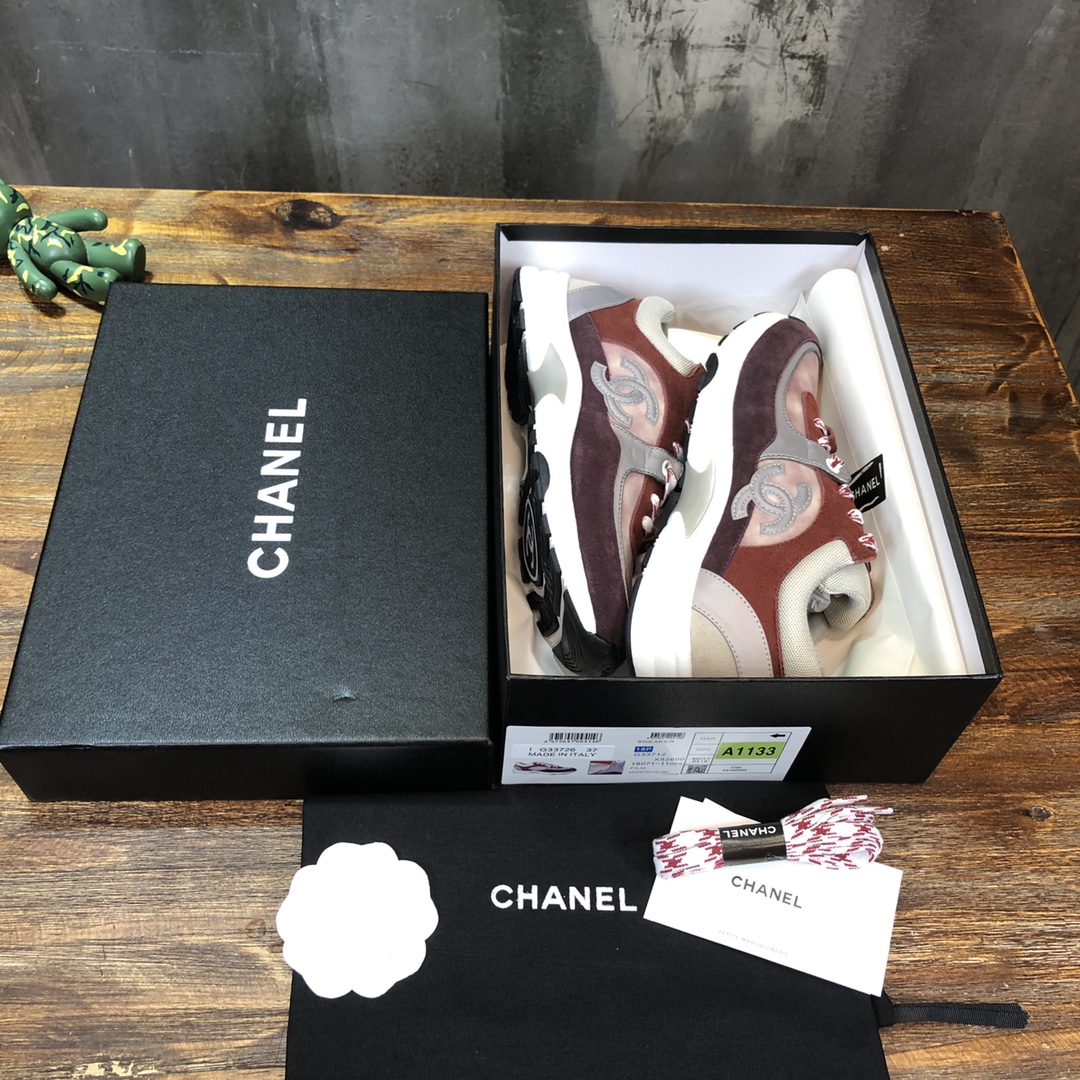 Chanel Sneaker suede Calfskin in Red