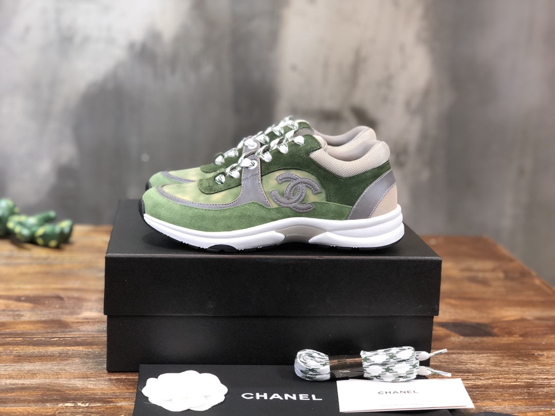 Chanel Sneaker suede Calfskin in Green