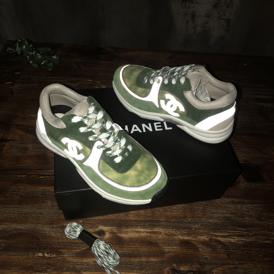 Chanel Sneaker suede Calfskin in Green