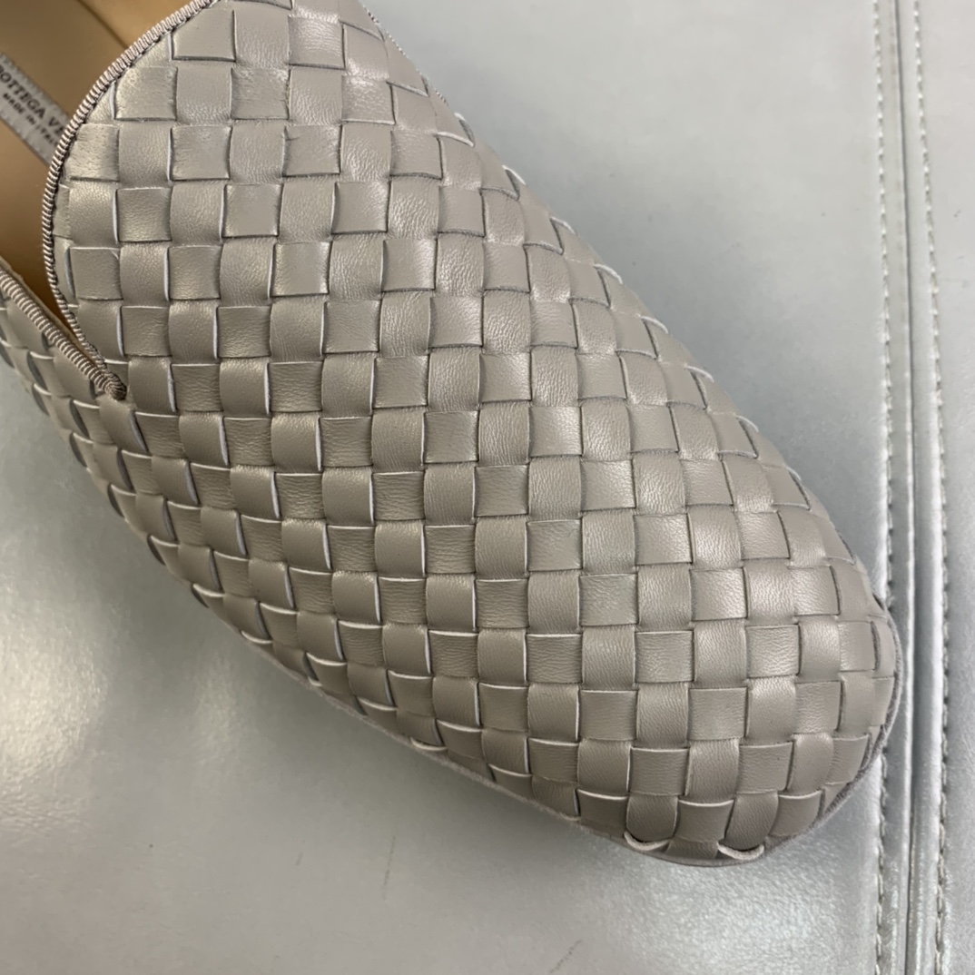 Bottega Veneta Lofer in Gray Leather