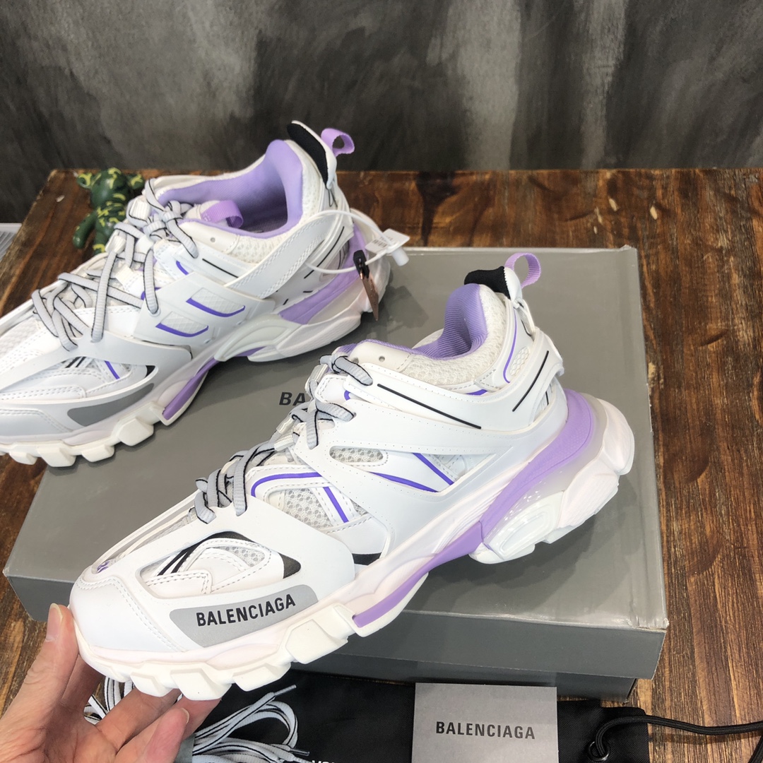 Balenciaga Triple S retro Clunky Sneakers in White