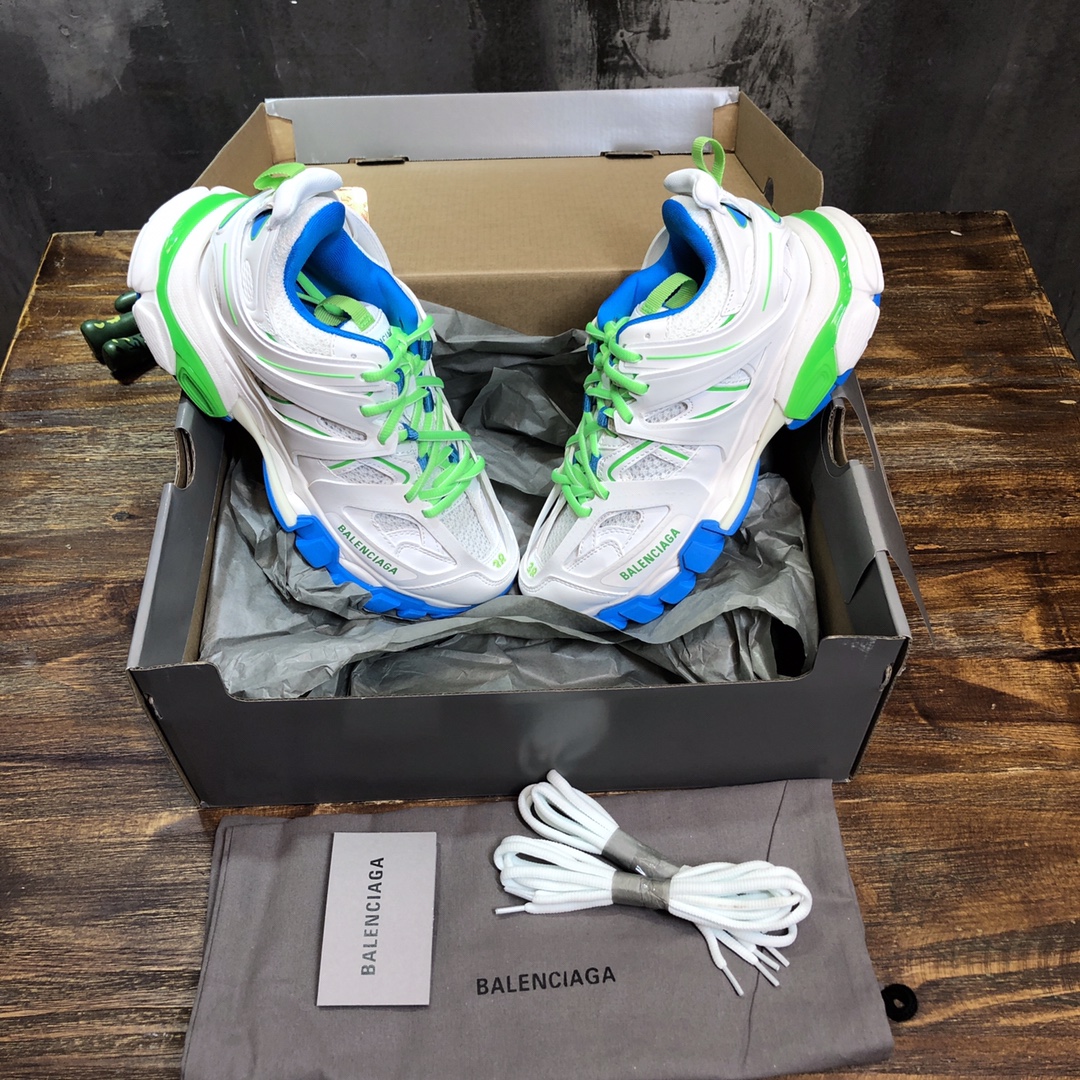 Balenciaga Triple S retro Clunky Sneakers in White