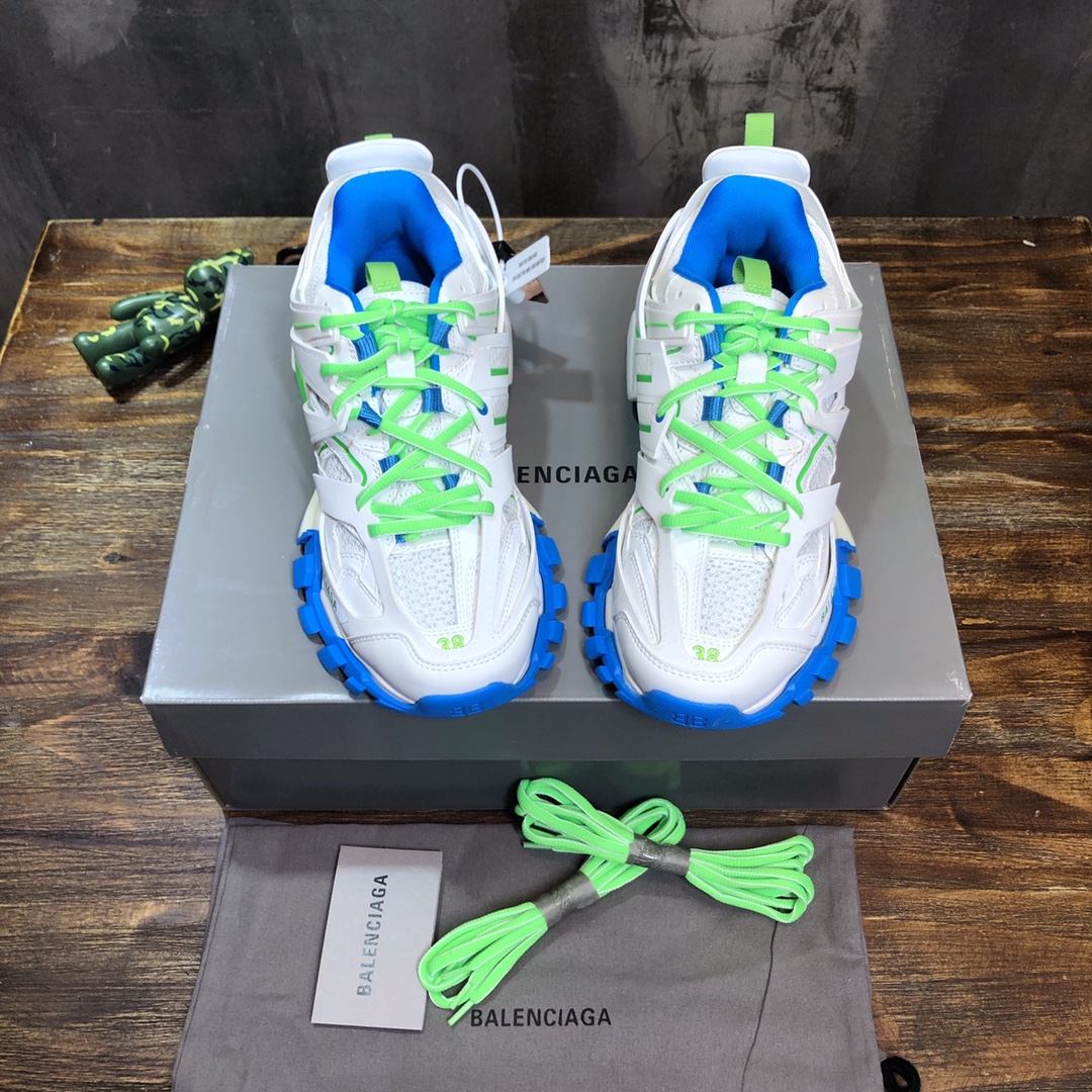 Balenciaga Triple S retro Clunky Sneakers in White