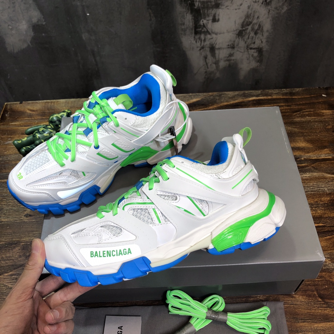 Balenciaga Triple S retro Clunky Sneakers in White