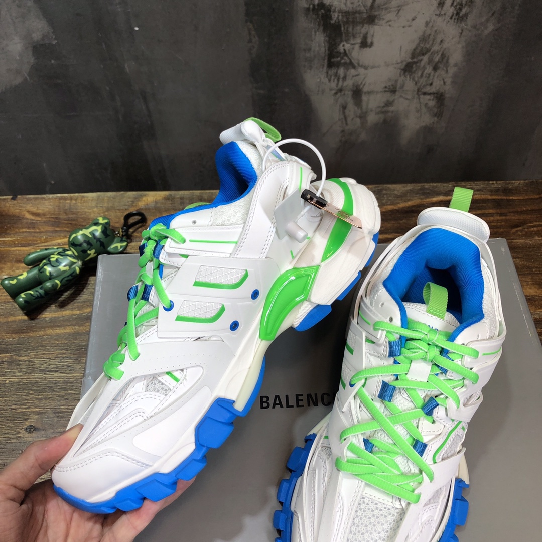 Balenciaga Triple S retro Clunky Sneakers in White