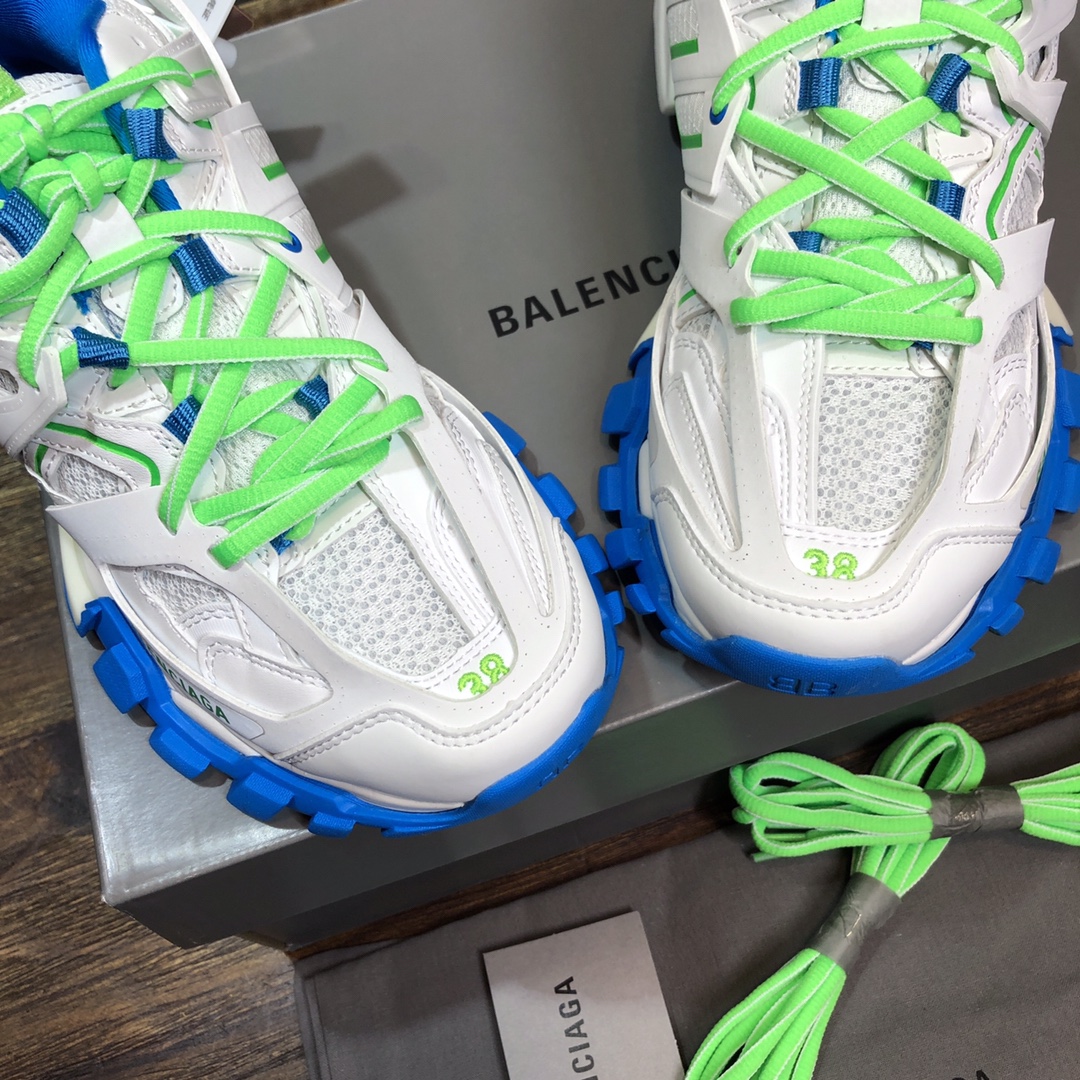 Balenciaga Triple S retro Clunky Sneakers in White