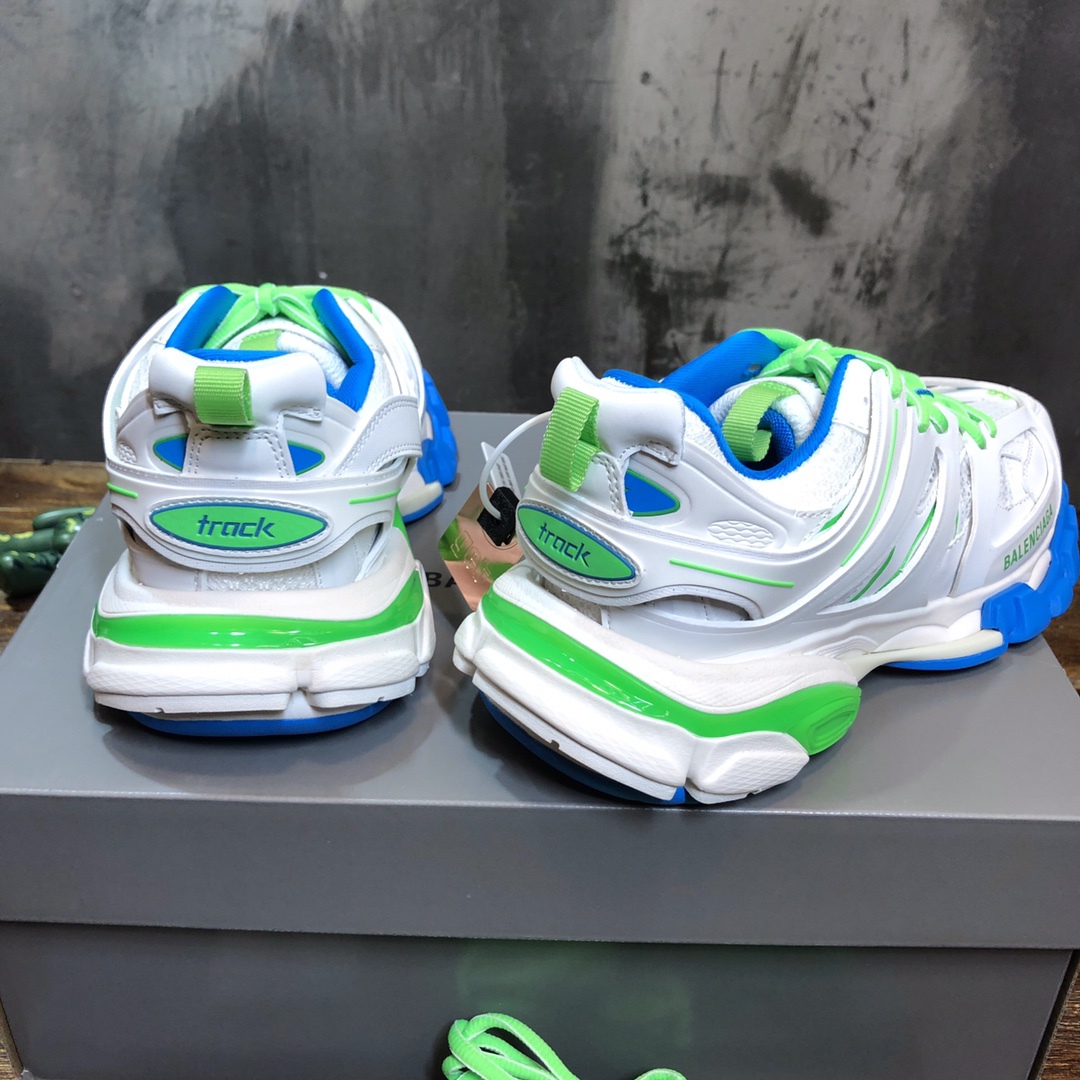 Balenciaga Triple S retro Clunky Sneakers in White