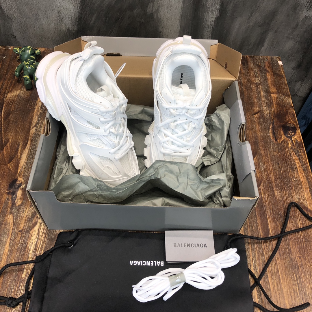 Balenciaga Triple S retro Clunky Sneakers in White