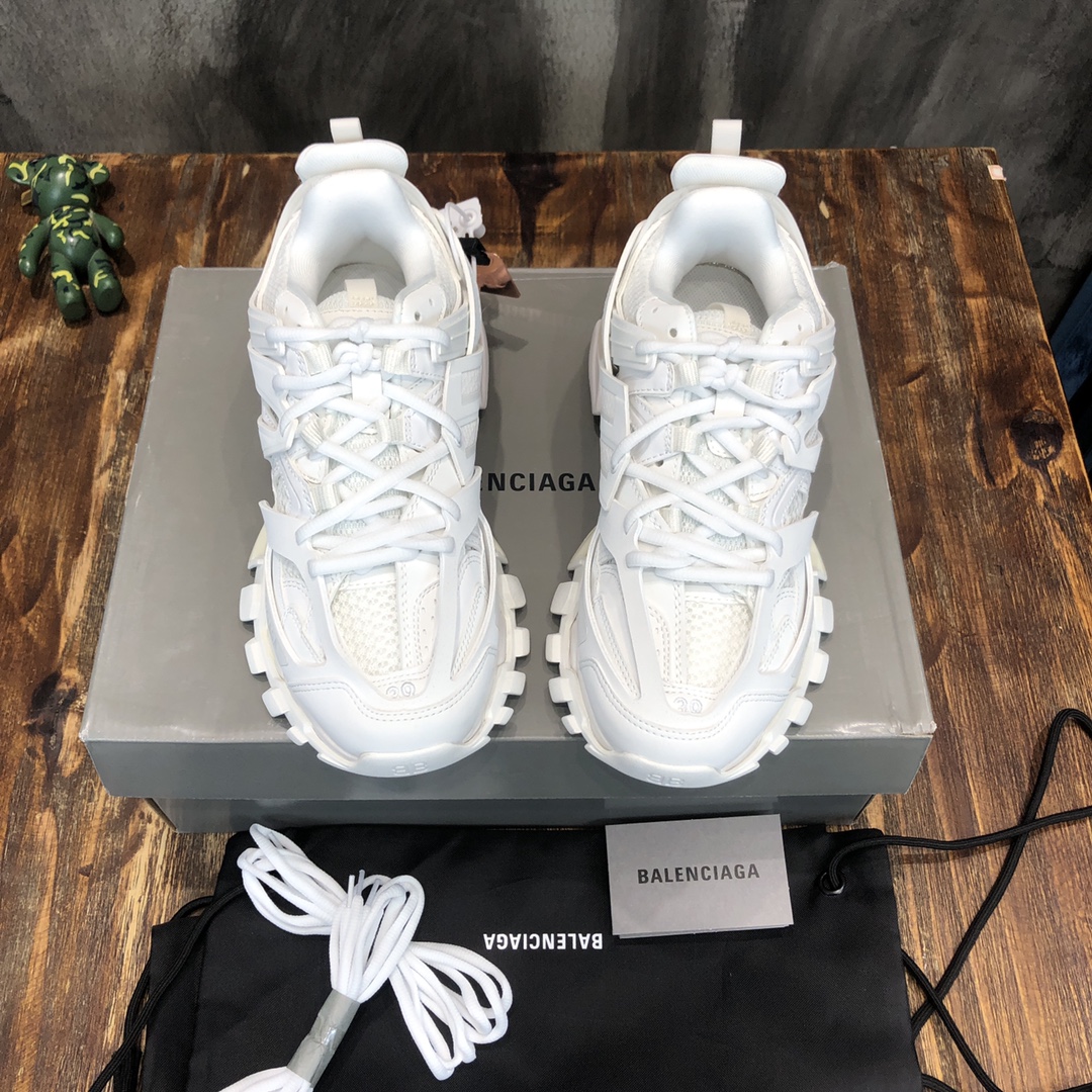 Balenciaga Triple S retro Clunky Sneakers in White