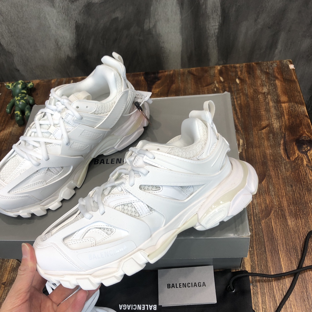 Balenciaga Triple S retro Clunky Sneakers in White