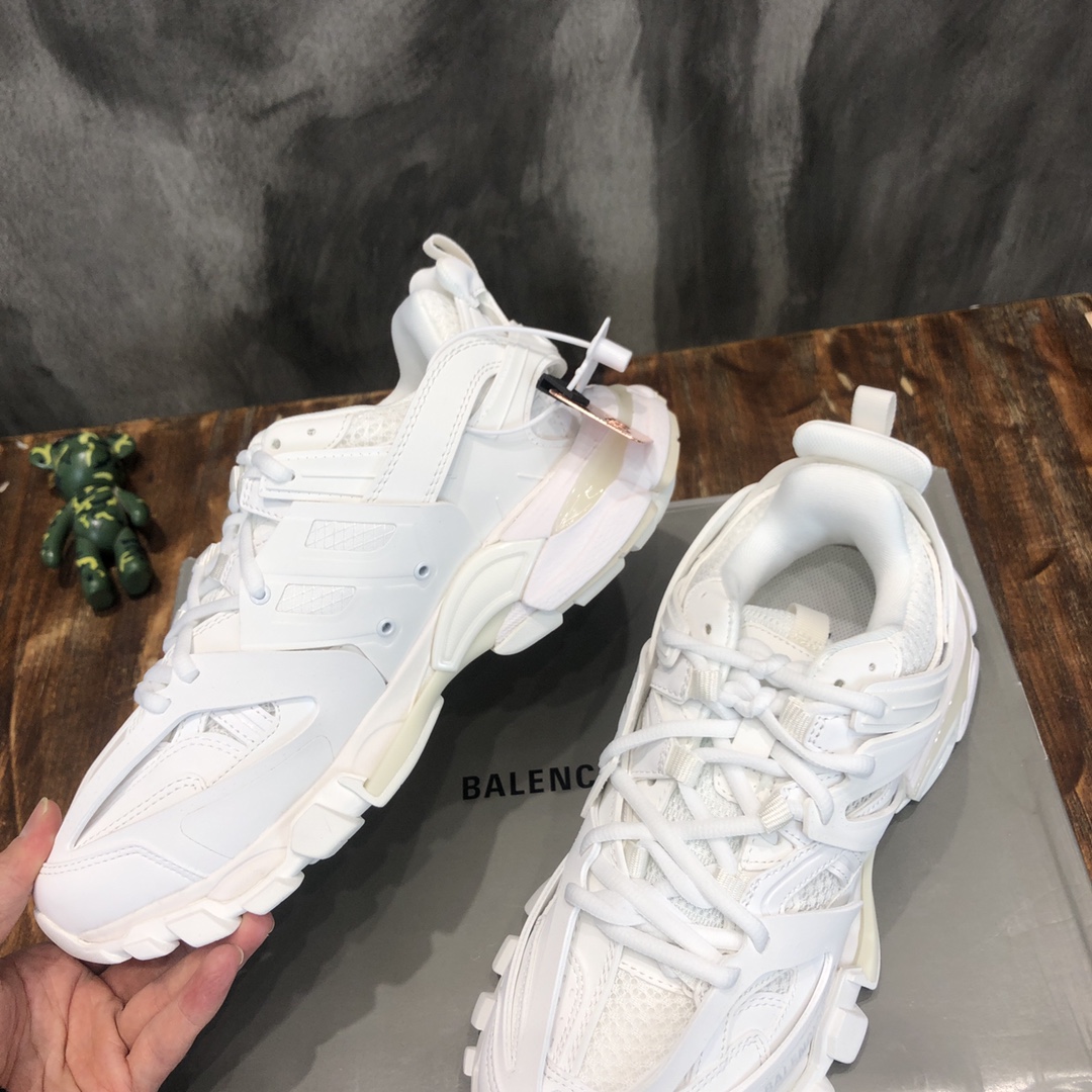 Balenciaga Triple S retro Clunky Sneakers in White